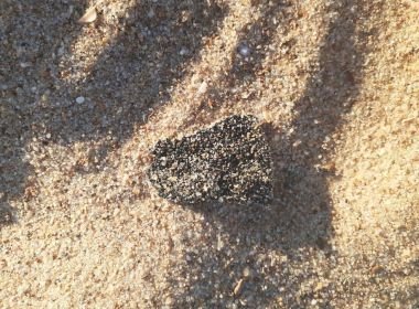 Manchas de óleo são encontradas na praia de Interlagos, em Camaçari