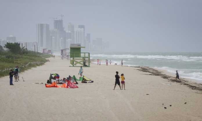 Turistas fazem festas em Miami; moradores se isolam