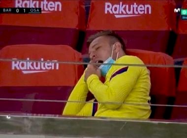 De saída do Barcelona, Arthur é flagrado bocejando; Messi desabafa após revés em casa