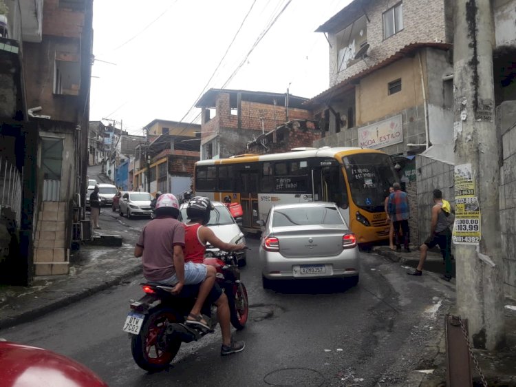 Acidente com um micro ônibus na rua Bahia, deixa acesso a rotula do Juliano Moreira interditada.