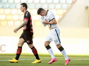 'Quando o Corinthians chega, essa camisa pesa muito', diz lateral após classificação