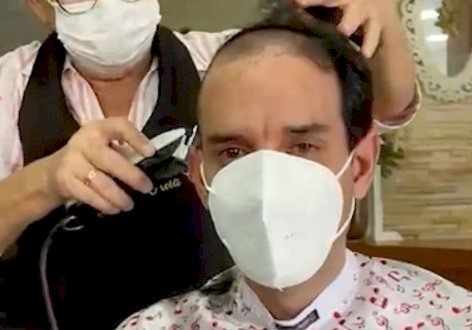 Leo Prates raspa cabeça e faz depoimento emocionante em homenagem a sobrinho com câncer