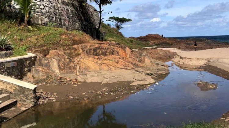 Despejo de esgoto em praia de Salvador e moradores  denunciam