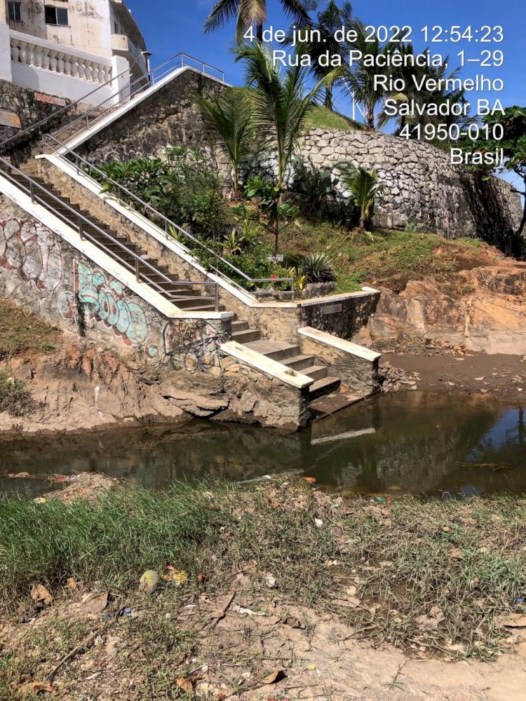 Despejo de esgoto em praia de Salvador e moradores  denunciam