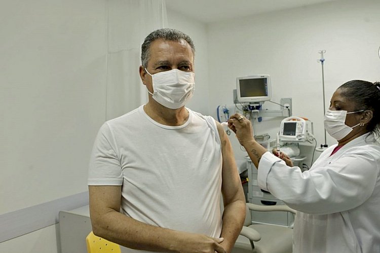Rui Costa recebe quarta dose da vacina contra a covid-19