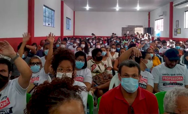 Professores da rede municipal de Camaçari, na Região Metropolitana de Salvador, entram em greve por tempo indeterminado.