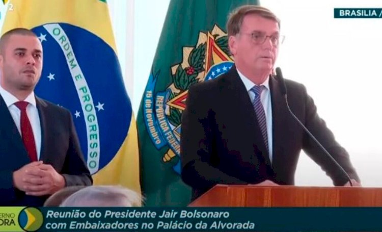 Bolsonaro reúne embaixadores para repetir sem provas suspeitas já esclarecidas sobre urnas.