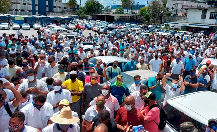 Rodoviários demitidos da extinta CSN fazem protesto em Salvador por pagamento de indenizações após rescisão com a prefeitura.