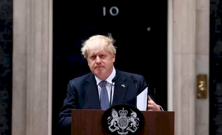 Boris Johnson se despede no Parlamento Europeu sob aplausos: 'Hasta la vista, baby'