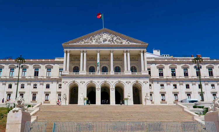 Parlamento de Portugal aprova vistos de trabalho que beneficiam brasileiros.