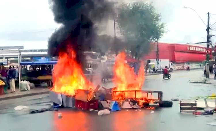 Ambulantes fazem protesto em Salvador após retirada de barracas na feira livre de Cajazeiras.