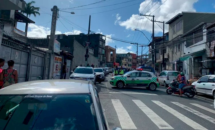 PM da reserva morre após reagir a tentativa de assalto no bairro de Fazenda Grande do Retiro, em Salvador.