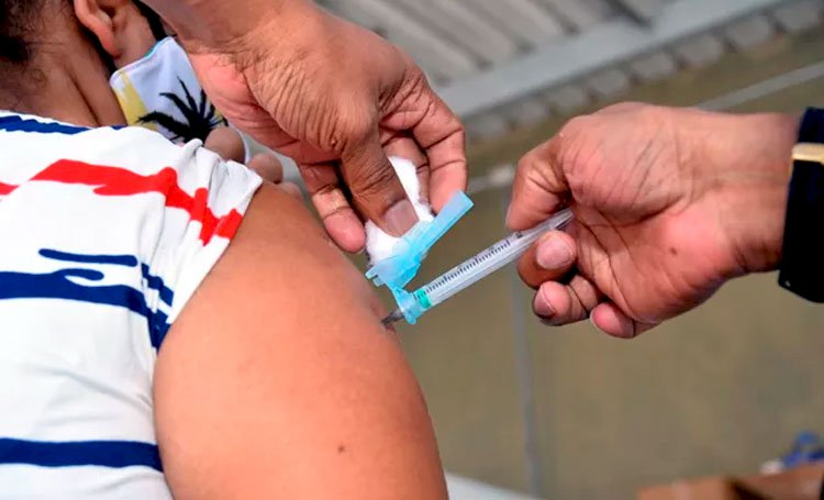Vacinações contra gripe e Covid-19 são suspensas em Salvador.