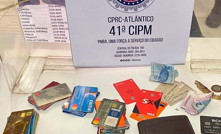 Dupla de estelionatários é presa com 80 cartões de créditos no bairro de Brotas, em Salvador.