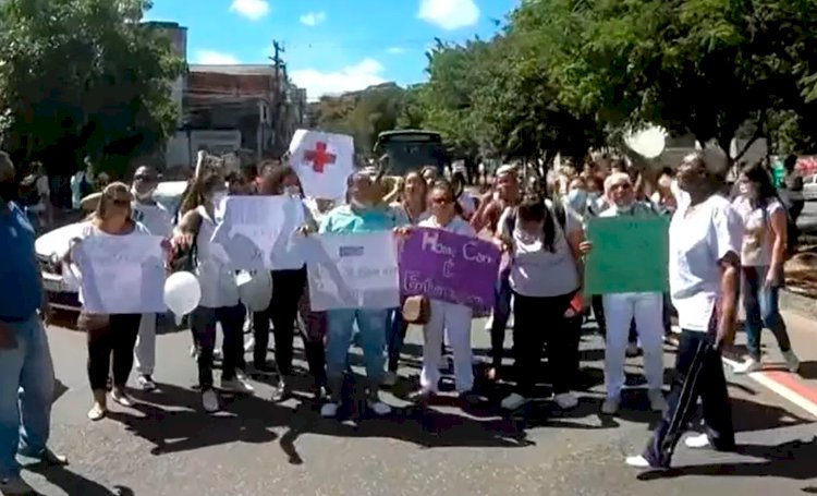 Técnicos de enfermagem que atuam no atendimento home care protestam na região da Estação da Lapa, em Salvador