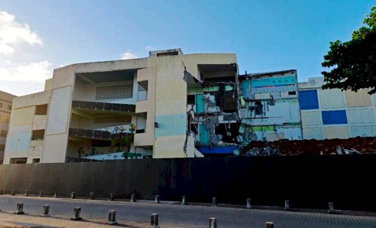 Sede do Colégio ISBA começa a ser demolida na Ondina