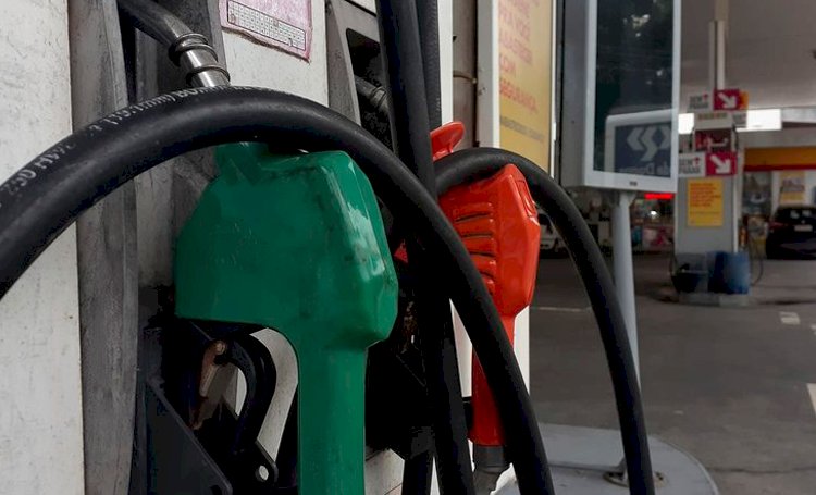 Preço da gasolina cai 12% nas bombas em agosto, diz TicketLog