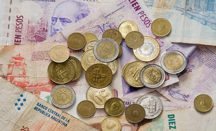 Argentinos se refugiam da inflação em moeda boliviana e 'dólar cabeção'