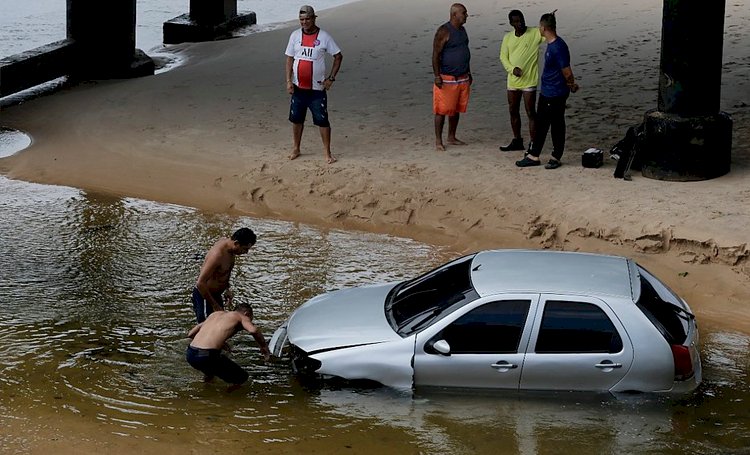 Carro cai em rio de Salvador após motorista cochilar ao volante; homem voltava do trabalho