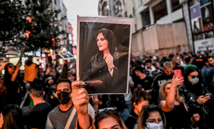 No quinto dia, protestos aumentam no Irã após morte de mulher detida pela polícia da moral