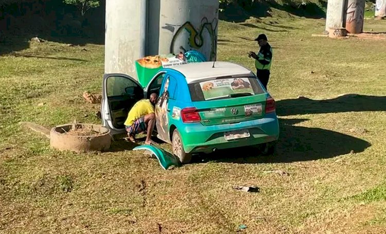 Motorista perde controle da direção e carro atinge estrutura do metrô de Salvador