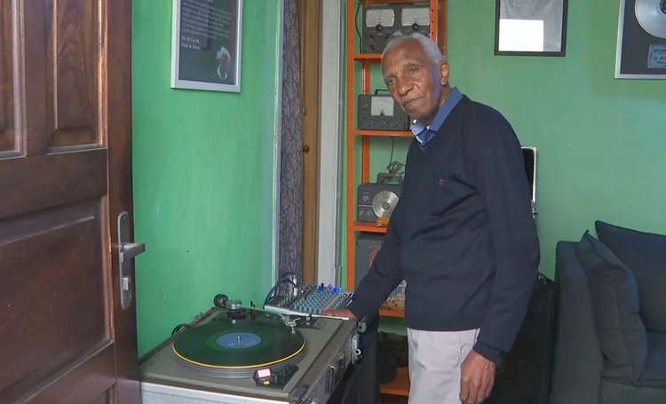 Consciência Negra: Primeiro DJ do Brasil iniciou as histórias da sua profissão e dos bailes blacks em SP