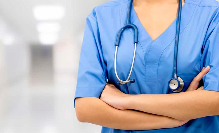Justiça suspende enfermeira que exercia atividade médica em Ilhéus