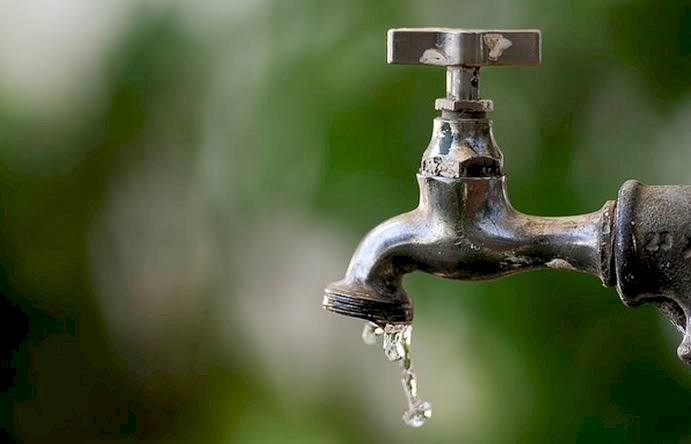 Procon notifica Embasa por falta de água em bairros de Salvador.