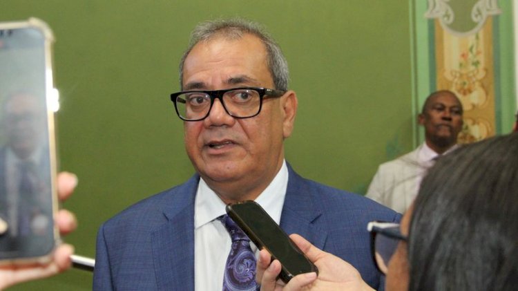 Carlos Muniz nega insatisfação de vereadores após fim da Janela Partidária.