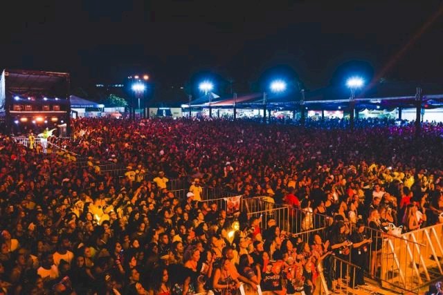Soweto reúne 12 mil pessoas em show recheado de nostalgia e clássicos do grupo em Salvador.