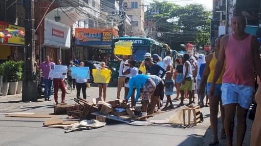 Moradores fecham a pista em São Marcos, em protesto a morte de jovem.